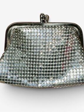 Vintage Silver Metallic Mesh Ladies coin purse Whiting & Davis USA  2.5” Tall